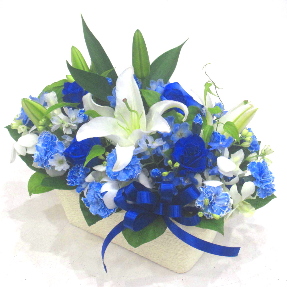 オリジナル染色 青いバラと白ユリの爽やかなアレンジメント 商品詳細